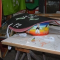 Mascherina e fascia della pace per il globo (cartone). Laboratori per il 40° Corteo di Carnevale di Scampia. <em>Ph Martina Pignataro.</em>