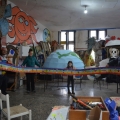 Il girotondo della pace per avvolgere il globo (cartone e cartoncino). Laboratori per il 40° Corteo di Carnevale di Scampia, sabato 26 febbraio 2022. <em>Ph Martina Pignataro.</em>
