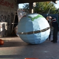 Montaggio del globo terrestre per il 40° Corteo di Carnevale di Scampia, domenica 27 febbraio 2022. <em>Ph Martina Pignataro.</em>