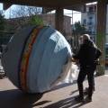 Montaggio del globo per il 40° Corteo di Carnevale di Scampia, domenica 27 febbraio 2022. <em>Ph Martina Pignataro.</em>
