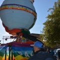 Posizionamento della lucciola sul carro del globo per il 40° Corteo di Carnevale di Scampia, domenica 27 febbraio 2022. <em>Ph Martina Pignataro.</em>