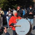 Mirella con l’immancabile grancassa del GRIDAS apre il 40° Corteo di Carnevale di Scampia, domenica 27 febbraio 2022. <em>Ph Aniello Gentile.</em>