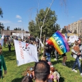 Le bandiere dell’ARCI Scampia che ha in affido l’Aiuola Americhe del “Giardino dei cinque continenti e della nonviolenza”, durante il presidio del 40° Corteo di Carnevale di Scampia.
