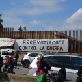 Lo striscione “ARREVOTIAMOCI CONTRO LA GUERRA” realizzato dalla squadra di calcio popolare “Partizan Scampia” per accogliere il 40° Corteo di Carnevale di Scampia a Largo Battaglia.