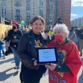 La targa per i 20 anni di Articolo 21 consegnata a Mirella La Magna del GRIDAS per i 40 anni del Corteo di Carnevale di Scampia da Rosaria Désirée Klain. Domenica 27 febbraio 2022. <em>Ph Articolo 