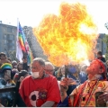 Pasquale Dragon durante il rito catartico del fuoco che conclude il 40° Corteo di Carnevale di Scampia, domenica 27 febbraio 2022. <em>Ph Ferdinando Kaiser.</em>