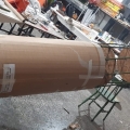 Primo rivestimento in cartone del fascio-missile. Laboratori per il 41° Corteo di Carnevale di Scampia, gennaio 2023. <em>Ph Franco Vicario.</em>