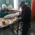 Rivestimento della Mantide (fil di ferro, lanetta, ritagli di stoffa e pelle). Laboratori per il 41° Corteo di Carnevale di Scampia, gennaio 2023. <em>Ph Martina Pignataro.</em>