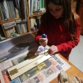 Costruzione della maschera “Mondiala” (legno, cerniere). Laboratori per il 41° Corteo di Carnevale di Scampia, febbraio 2023. <em>Ph Martina Pignataro.</em>