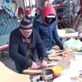 Rivestimento della Mantide. Laboratori per il 41° Corteo di Carnevale di Scampia, febbraio 2023. <em>Ph Mario Zuppolini.</em>