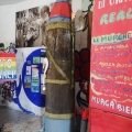 Il fascio-missile pronto per l’assemblaggio del carro. Laboratori per il 41° Corteo di Carnevale di Scampia, febbraio 2023. <em>Ph Martina Pignataro.</em>