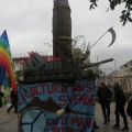 Allestimento del carro del GRIDAS (parte laterale sulla difesa dei Presidi Culturali dalla s-vendita) per il 41° Corteo di Carnevale di Scampia, domenica 19 febbraio 2023. <em>Ph Martina Pignataro.</em>