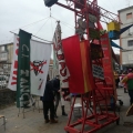 Allestimento della Gru con il nuovo striscione “C.I. T.A.N.G.E.” per il 41° Corteo di Carnevale di Scampia, domenica 19 febbraio 2023. <em>Ph Martina Pignataro.</em>