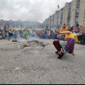 Danze attorno alle ceneri a conclusione del 41° Corteo di Carnevale di Scampia, domenica 19 febbraio 2023. <em>Ph Oana Luiza Moldovan.</em>