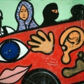 “Il Treno dei diritti va troppo lento” Mural alla Scuola Media “Carlo Levi” (Scampia, Napoli), foto del 2009. Particolare di un vagone: gli strumenti del conoscere e del fare. Ph. FdM.