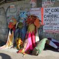 Maschere e gambe in fila per il 32° Corteo di Carnevale di Scampia, Domenica 2 marzo 2014. Ph. Aniello Gentile.