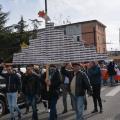 Il Comitato Vele con la vela portata a Roma il 4 marzo del 2015 che debutta al 34° Corteo di Carnevale di Scampia, domenica 7 febbraio 2016. Ph. Aniello Gentile.