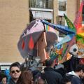 La testa a due facce, la Rosa dei venti e la maschera del GRIDAS al 34° Corteo di Carnevale di Scampia, domenica 7 febbraio 2016. Ph. Aniello Gentile.