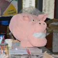 La testa di porco prende colore (fil di ferro, giornali, colla da parati).  Laboratori di Carnevale 2017. Ph. Martina Pignataro.
