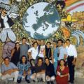 Foto di gruppo davanti la metà del mural realizzata da Felice, agosto 1996. ph. Enzo Longo.